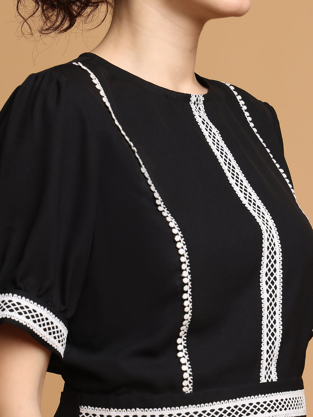 Black Contrast Crop Top With White Lace
